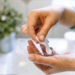 Jak wybrać podkład do cery tłustej – kluczowe cechy i polecane produkty